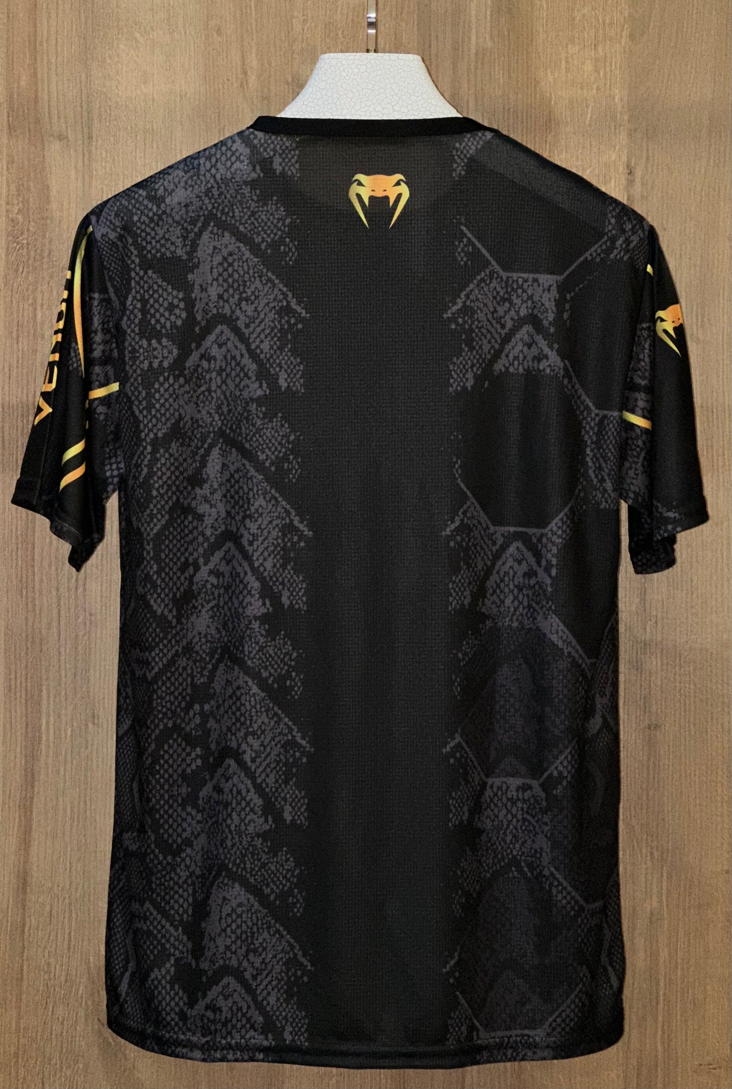 تيشورت سبور باللون الأسود مع لمسات صفراء