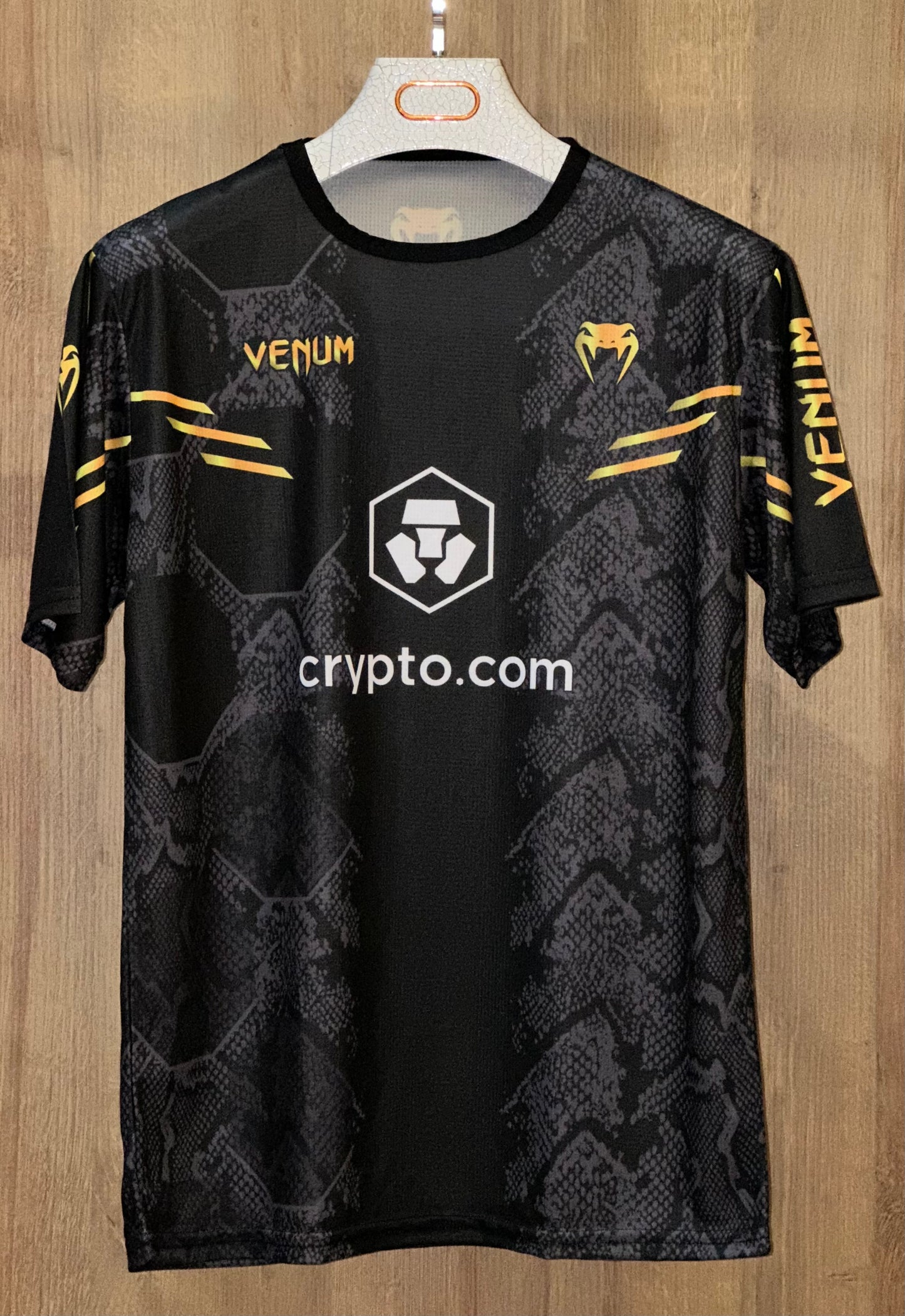 تيشورت سبور باللون الأسود مع لمسات صفراء