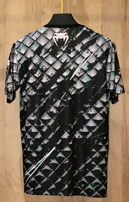 تيشورت سبور باللون الأخضر والأسود – ستايل عصري وحيوي للتمارين.