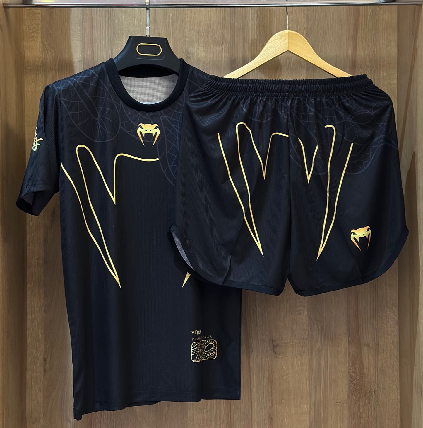 Atlas Kick – Venum Black & Gold Set